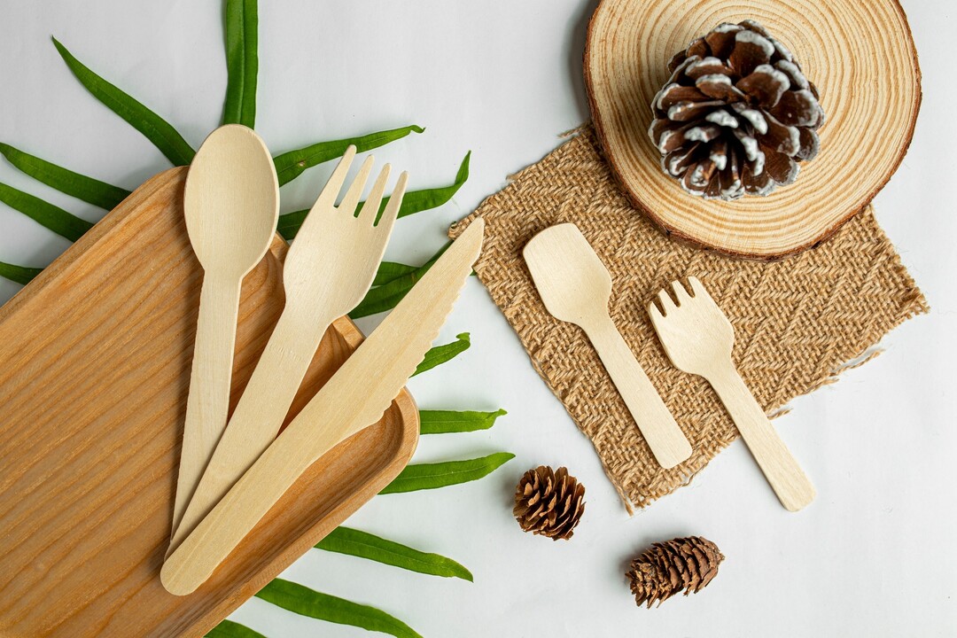 Disposable wooden cutlery