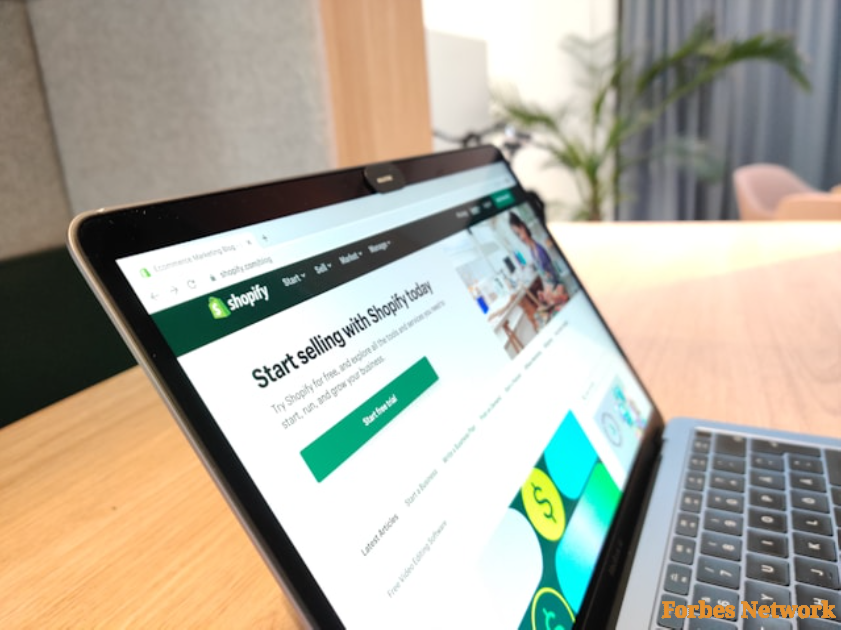 Freelancers vs Agencies: Which One Should You Hire to Develop Shopify Theme?